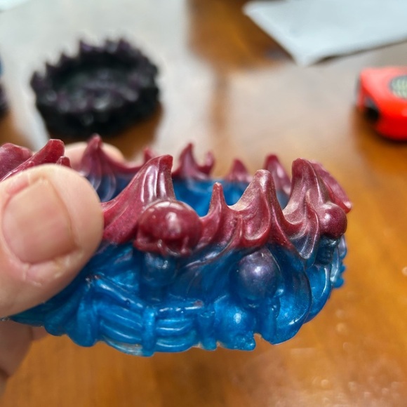 Resin skull ashtray 5” by 2” - edges decorated with skull heads- fun piece -new - Picture 6 of 7